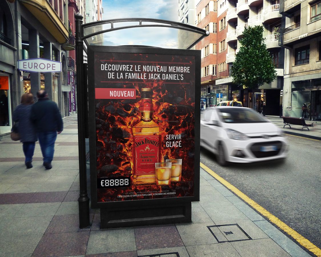 Tennessee Fire bus shelter poster, in French: découvrez le nouveau membre de la famille Jack Daniel’s
